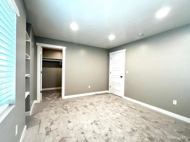 Building Photo - Amazing Home Available in the Heart of Highland UT!