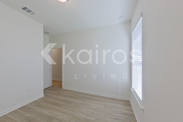 Building Photo - 121 Rainfall Ln