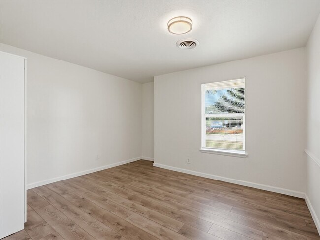 Building Photo - 2121 Canton Dr