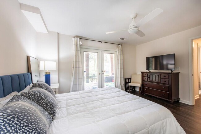 Building Photo - 3211 Circle Oaks Dr SE