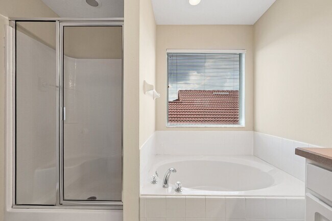 Building Photo - "Furnished 4-Bedroom Pool Home – Comfort and Style in Davenport"