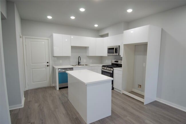 Building Photo - 2832 Mansfield St