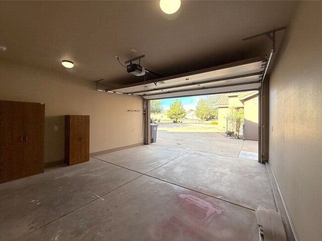 Building Photo - 3 Bed, 2 Bath, 2 Car garage Duplex Unit