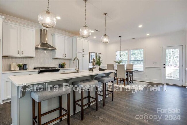 Building Photo - 1241 Eastway Dr