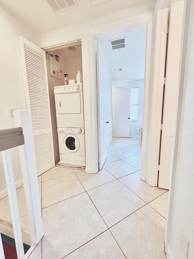 Building Photo - Luxury Townhouse West Palm Beach Gated Community two bedroom three bathrooms!