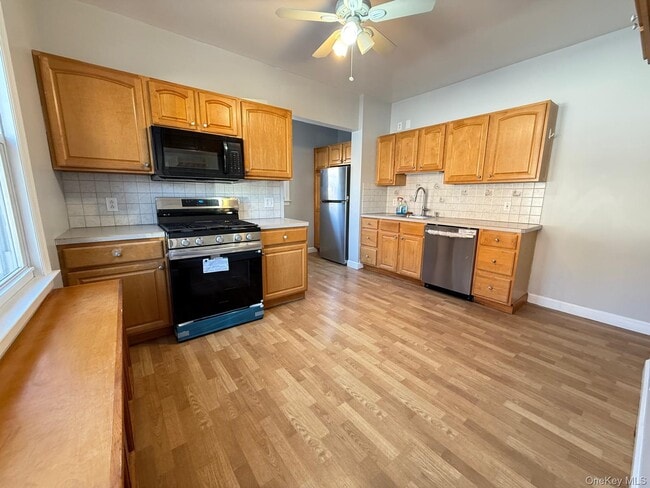 Building Photo - 7 Flower St