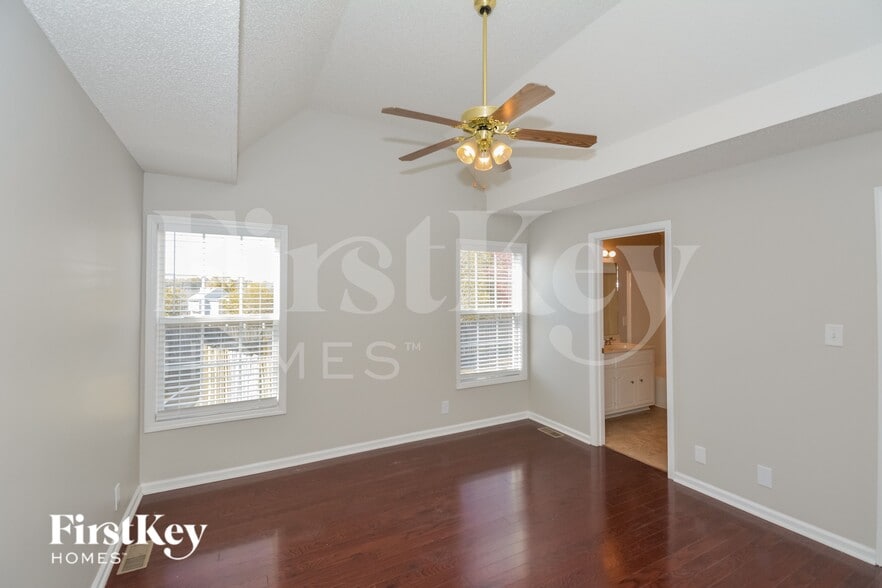 Building Photo - 3890 MacKenzie Dr