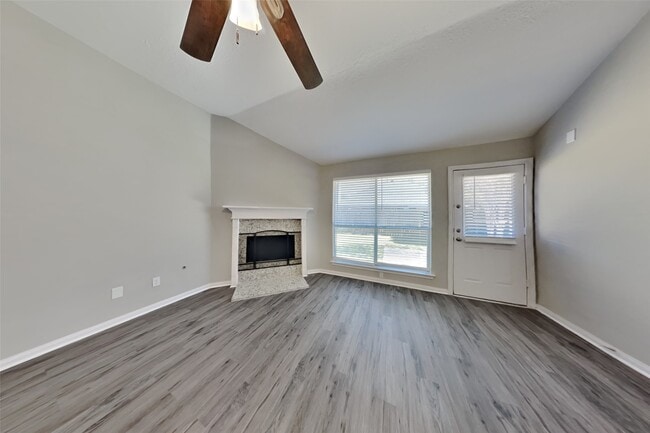 Building Photo - 1015 S Wellsford Dr