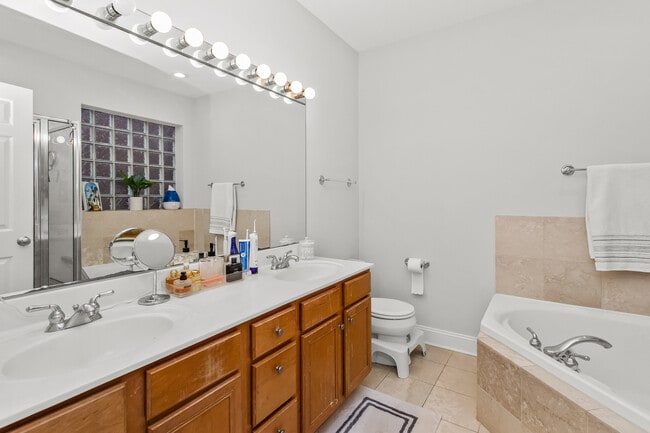 Building Photo - 3928 N Greenview Ave