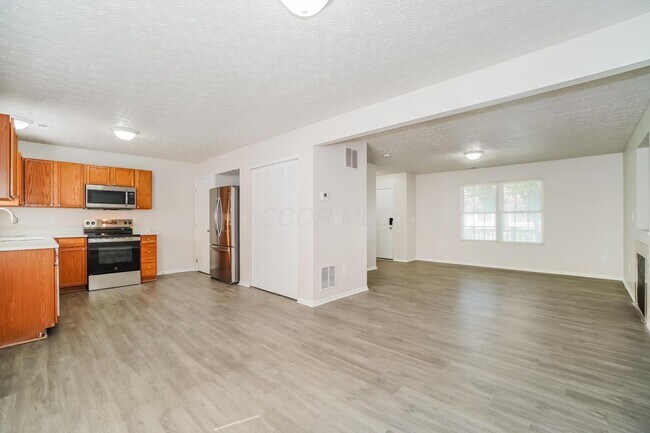Building Photo - 1852 Meadowlawn Dr