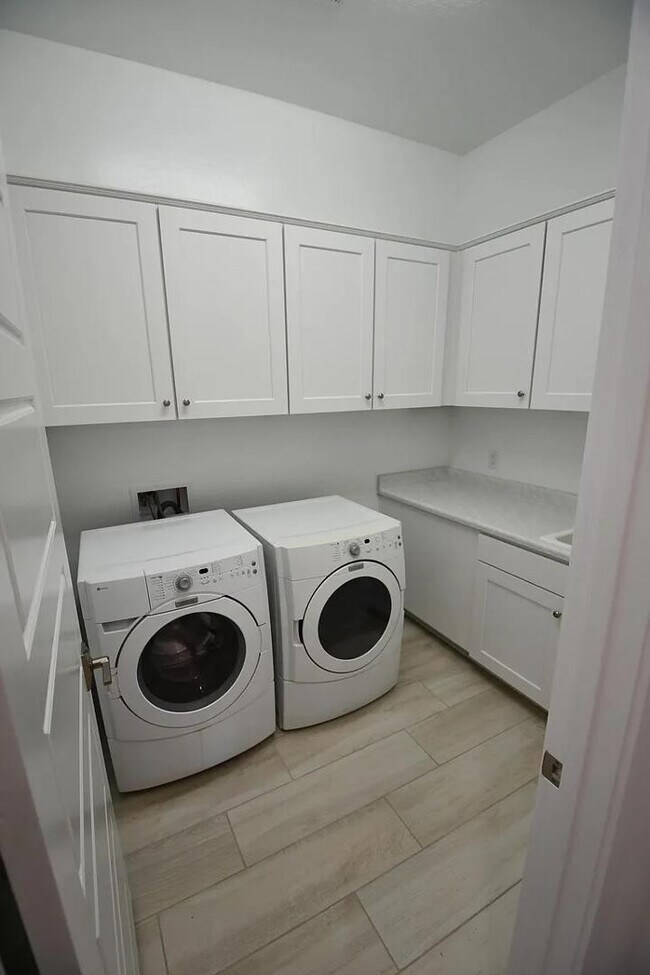 Building Photo - 820 E Ashurst Dr