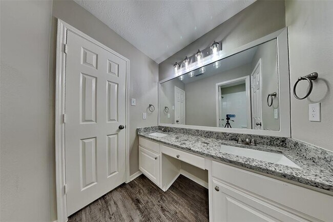 Building Photo - 9911 Goldenglade Dr