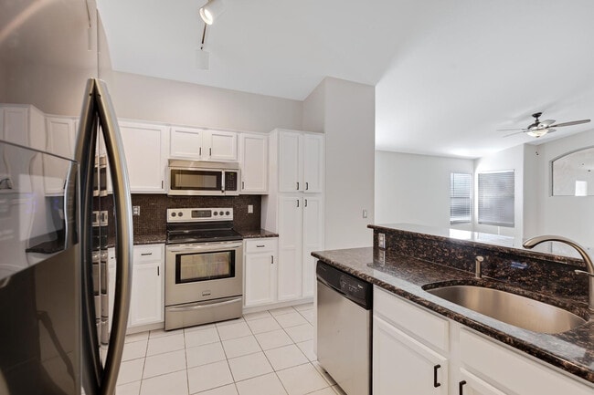 Building Photo - 302 N Hudson Pl