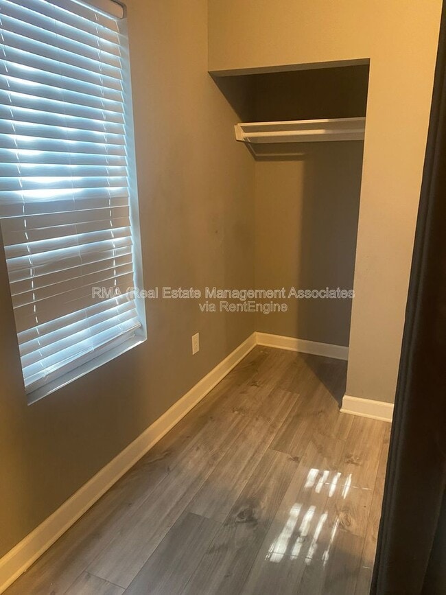 Building Photo - 609 N Hill St