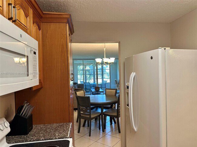 Building Photo - 9441 Evergreen Pl
