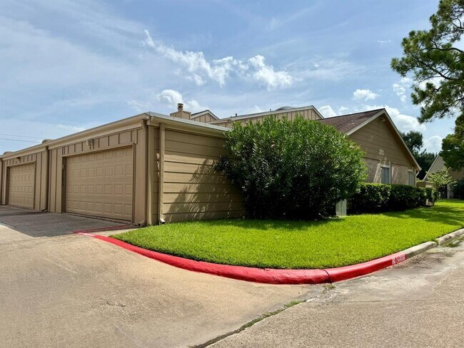 Building Photo - 11633 Village Pl Dr