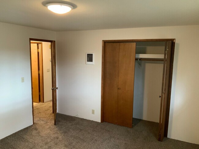 Building Photo - 2 Bedroom Duplex in Springfield