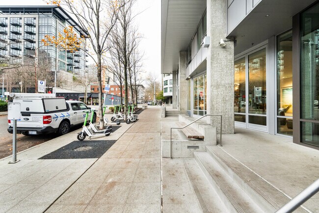 Building Photo - 225 Cedar St