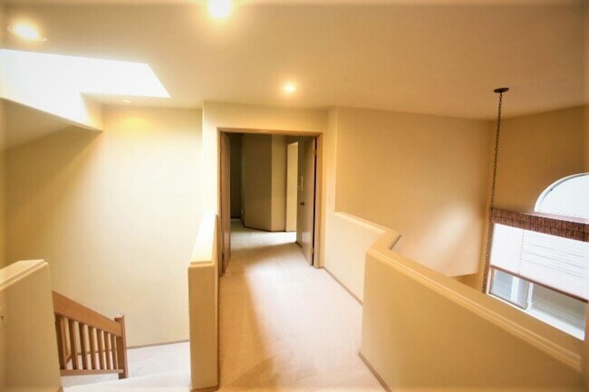 Building Photo - Beautiful 2 Story 3 Bed 2.5 Bath in Sammamish