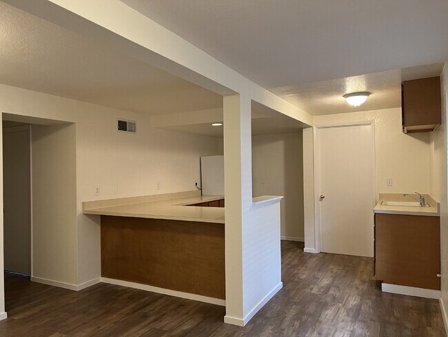 Building Photo - Bright and Spacious 5 Bedroom Home in San Anselmo