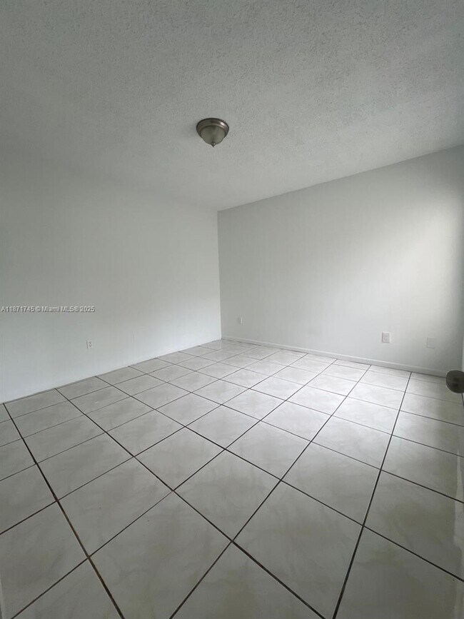 Building Photo - 526 NW 99th Ct