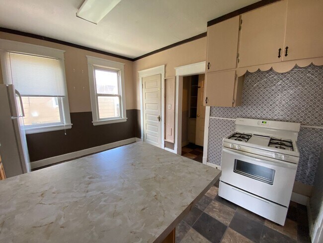 Building Photo - 304 6th Ave NW