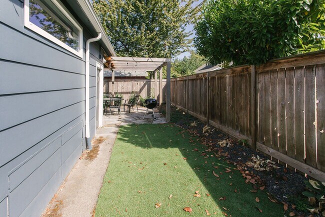 Building Photo - One of a kind house with on-site laundry, ...
