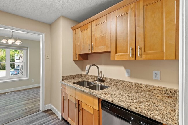 Building Photo - Lovely 2 Bedroom End Unit Townhome in NE R...
