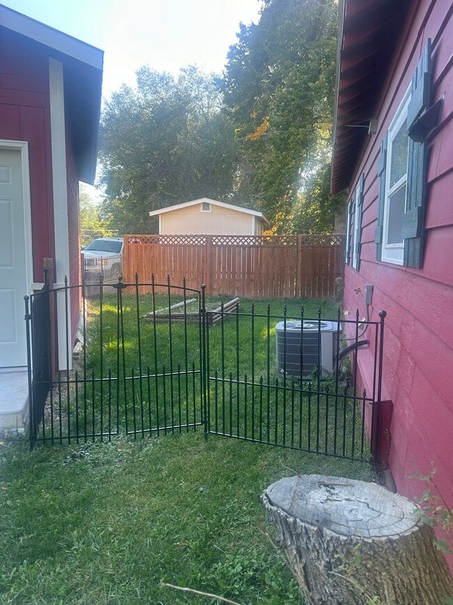 Building Photo - Adorable One bed/One bath furnished house!