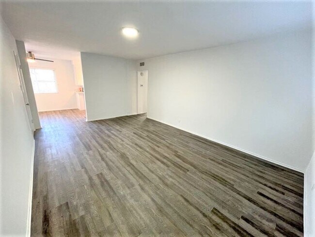 Interior Photo - 13860 Burbank Blvd