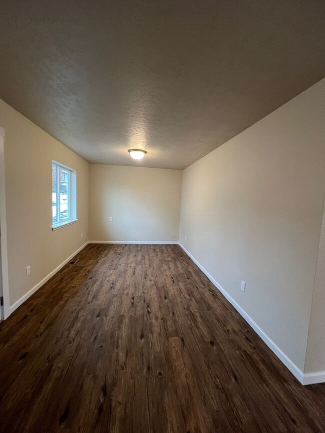 Building Photo - 3 Bedroom Charming Duplex