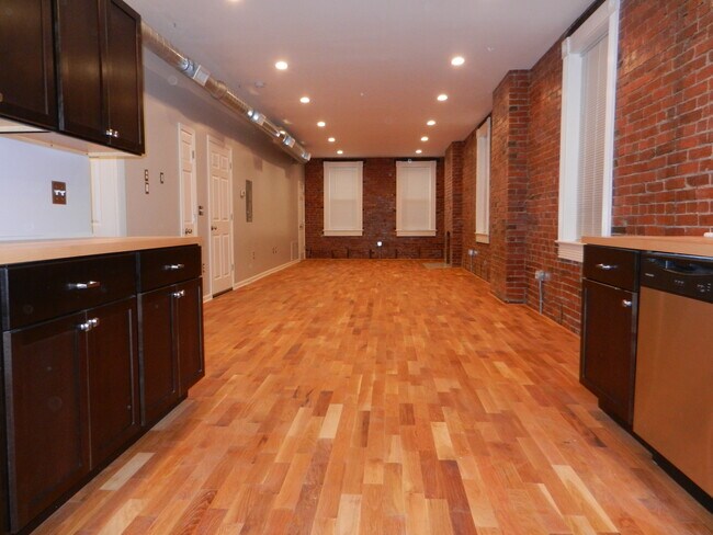 Building Photo - 657 Evergreen Rd