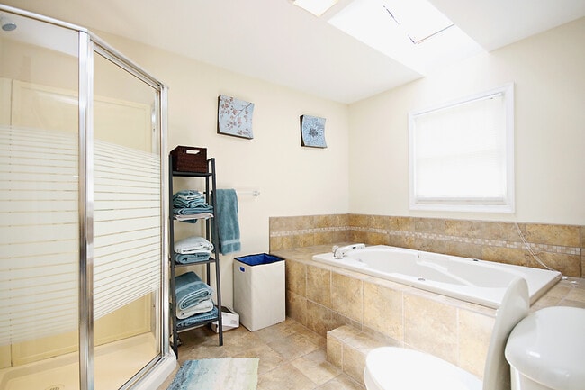 Building Photo - Pet Friendly, One Level Living in Johnson ...