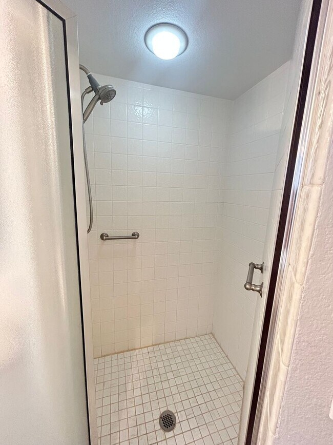 Building Photo - Beautifully Remodeled 2/2 Waterfront Unit in Gated Community!