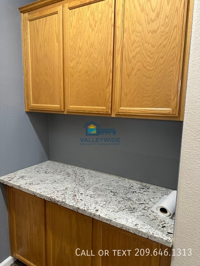 Building Photo - 2555 Crestmore Cir