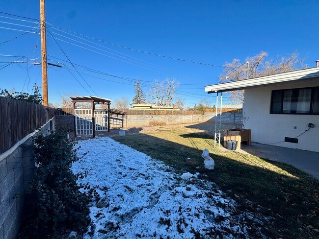 Building Photo - Spacious NE Heights Home