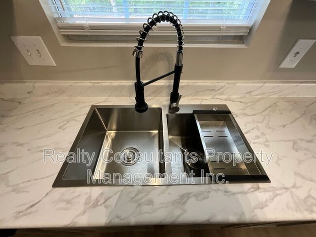 Building Photo - 2711 Ingleside Dr