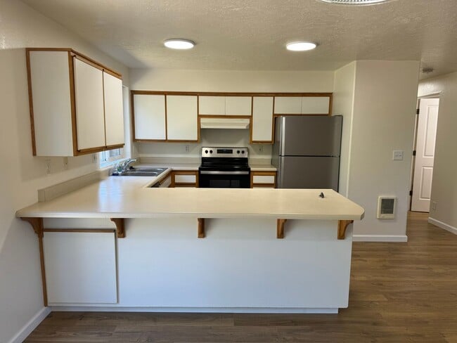 Building Photo - 4 bedroom 1.5 bathroom duplex