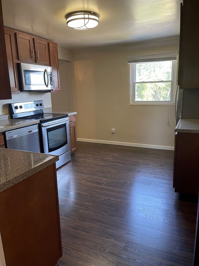 Building Photo - Duplex in prime neighborhood