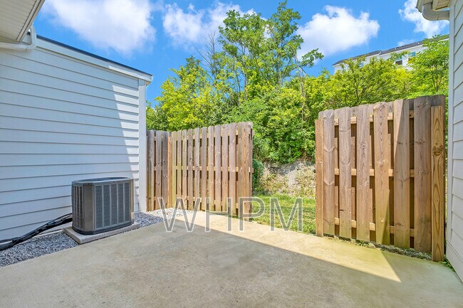 Building Photo - 127 Dry Creek Commons Dr
