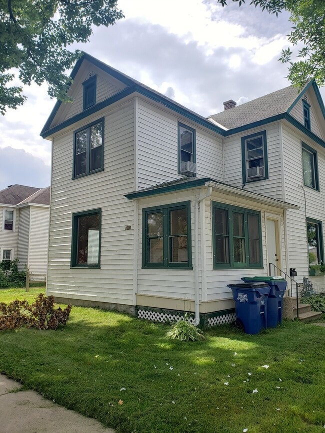 Building Photo - 902 S 4th Ave