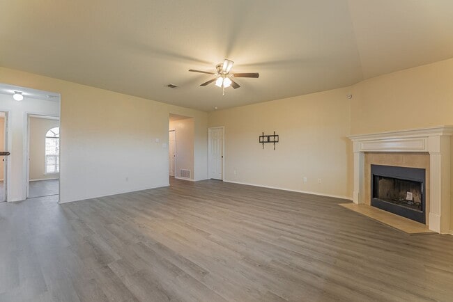 Building Photo - 5001 Bridgewood Dr