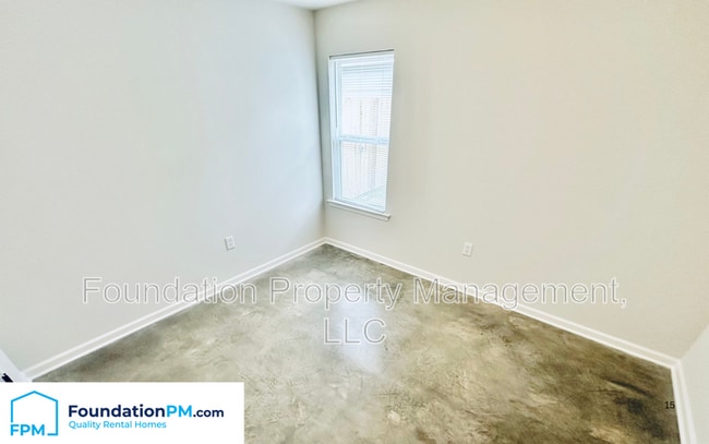 Building Photo - 2500 E Tyler Ave