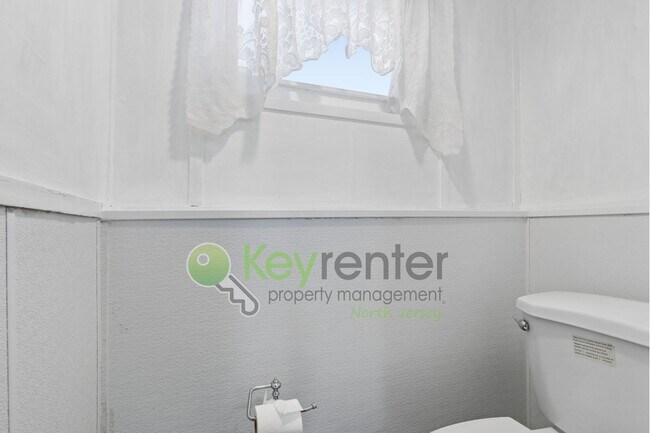 Building Photo - Spacious 4BR Single-Family Home with Garage, Driveway & Fenced Yard in Kearny