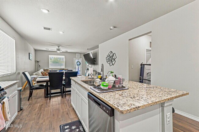 Building Photo - 13876 Loreina Luz Ave
