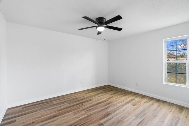 Building Photo - 3 Bedroom 1 Bath Remodeled Home