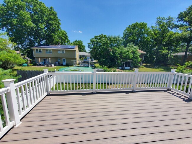 Building Photo - Single family, bi-level home with 4-bedrooms (one bedroom on ground level), 2.5 bathrooms, attach...