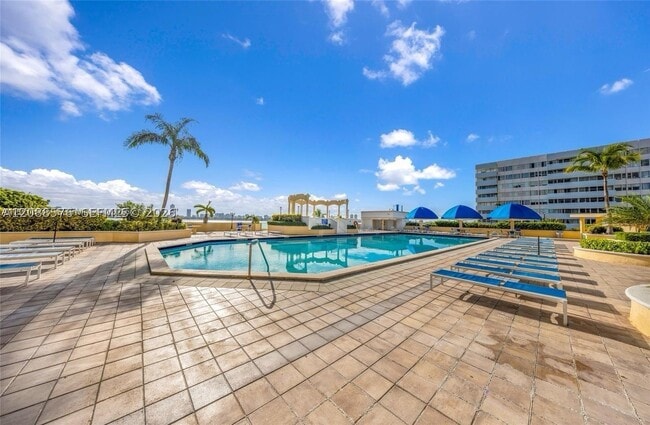 Building Photo - 7601 E Treasure Dr