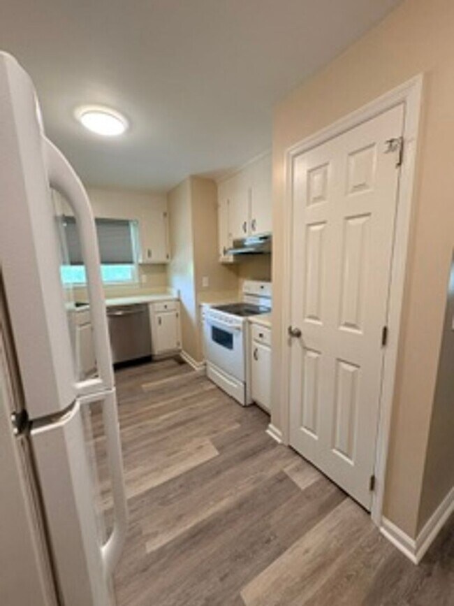 Building Photo - Totally Renovated Bungalow Located in Quiet Neighborhood Yet Close to Everything!