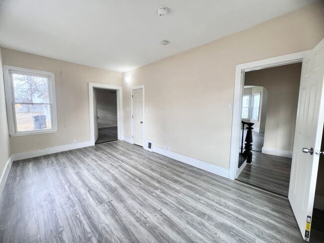 Building Photo - 4-Bedroom/2-Bath Home for Rent in Clinton, IA